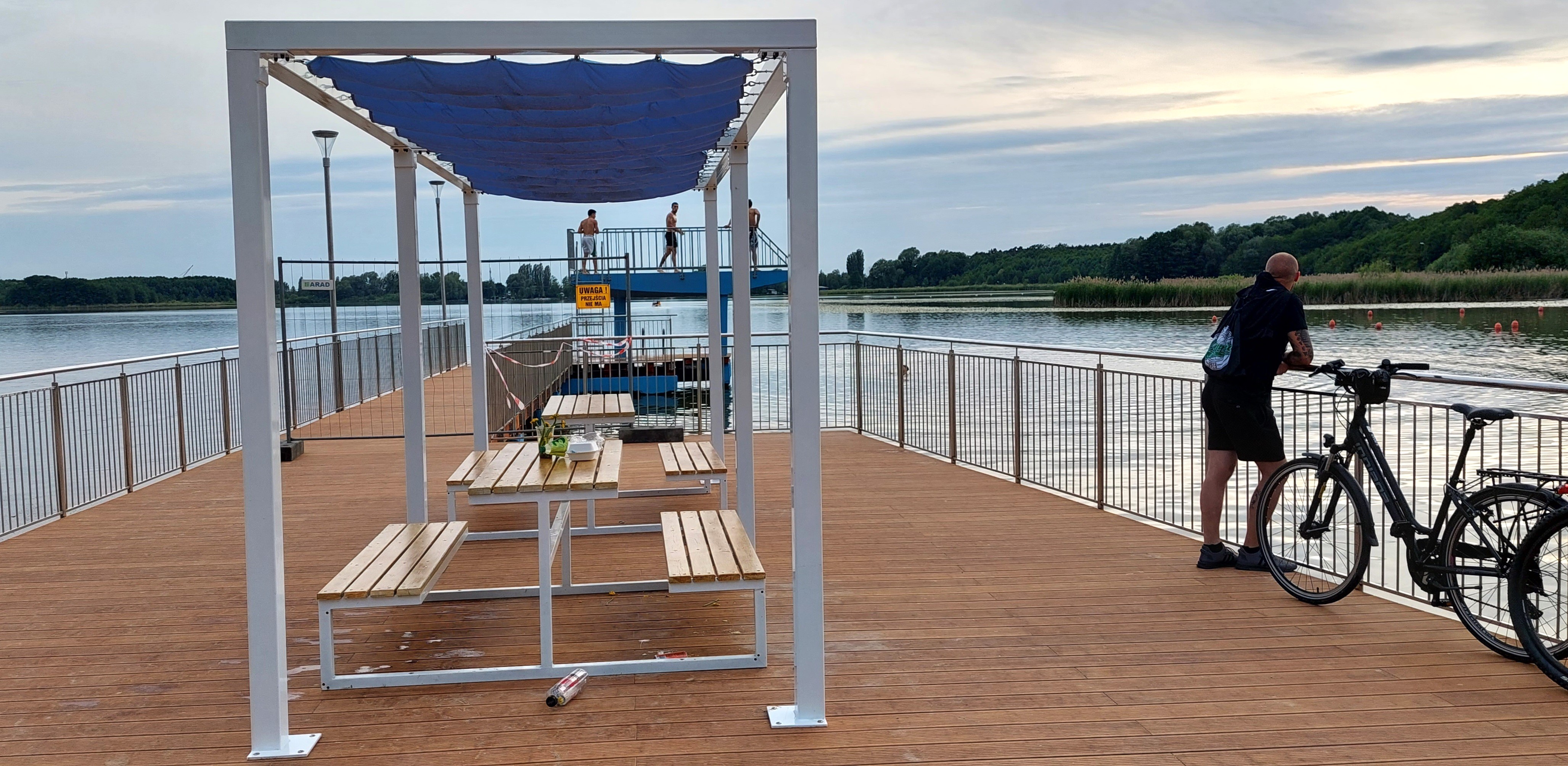 Pomost na plaży miejskiej w Rudniku już po remoncie! Jest ładniejszy, bardziej funkcjonalny. Pojawiła się zadaszona część z ławeczkami i stolikami (zdjęcia)