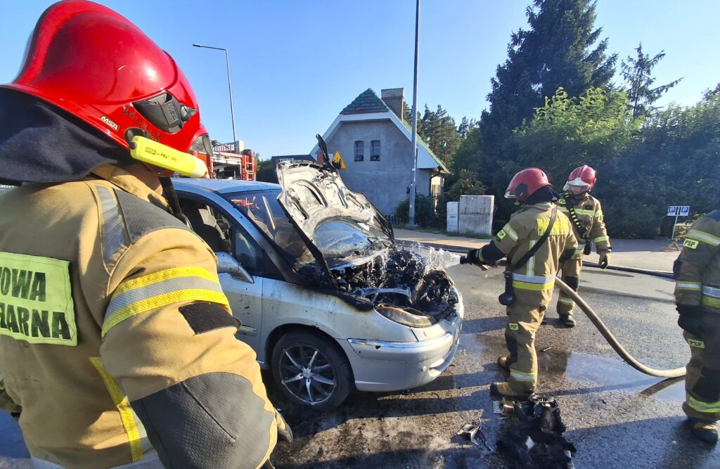 W Grudziądzu zablokowany był przejazd na osiedle Rządz. Auto płonęło na przejeździe kolejowym. Spaliła się cała komora silnika (zdjęcia)
