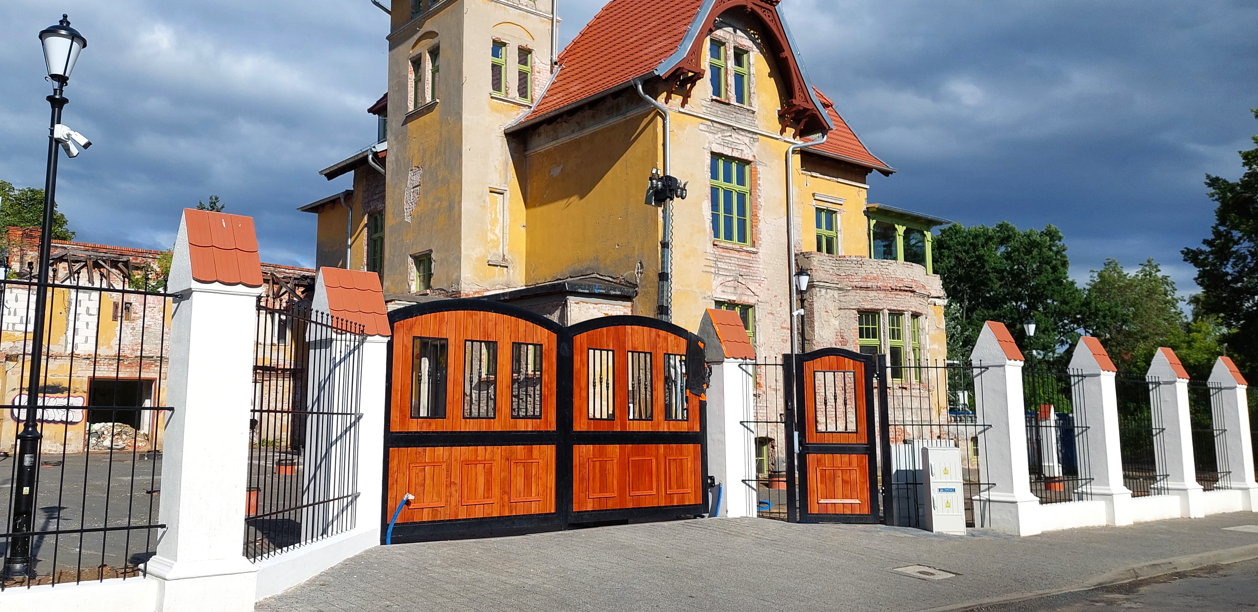 Nowe ogrodzenie Willi Victoriusa ma nową bramę wykonaną zgodnie z historycznym wyglądem. W zabytku wymieniono dach i stolarkę okienną. Jest izolacja zewnętrzna i wszystkie przyłącza (zdjęcia)
