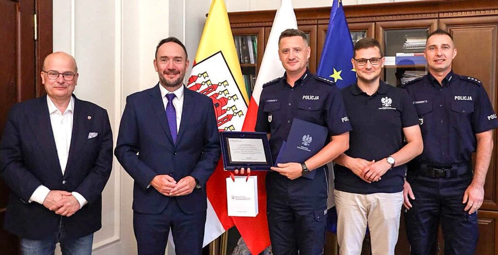 Uznanie dla bohaterów: asp. ŁUKASZA KOWALCZYKA z Komendy Miejskiej Policji w Grudziądzu, laureata ogólnopolskiego konkursu „Policjant, który mi pomógł” i kierowcy MZK RYSZARDA JANKOWSKIEGO (zdjęcia)