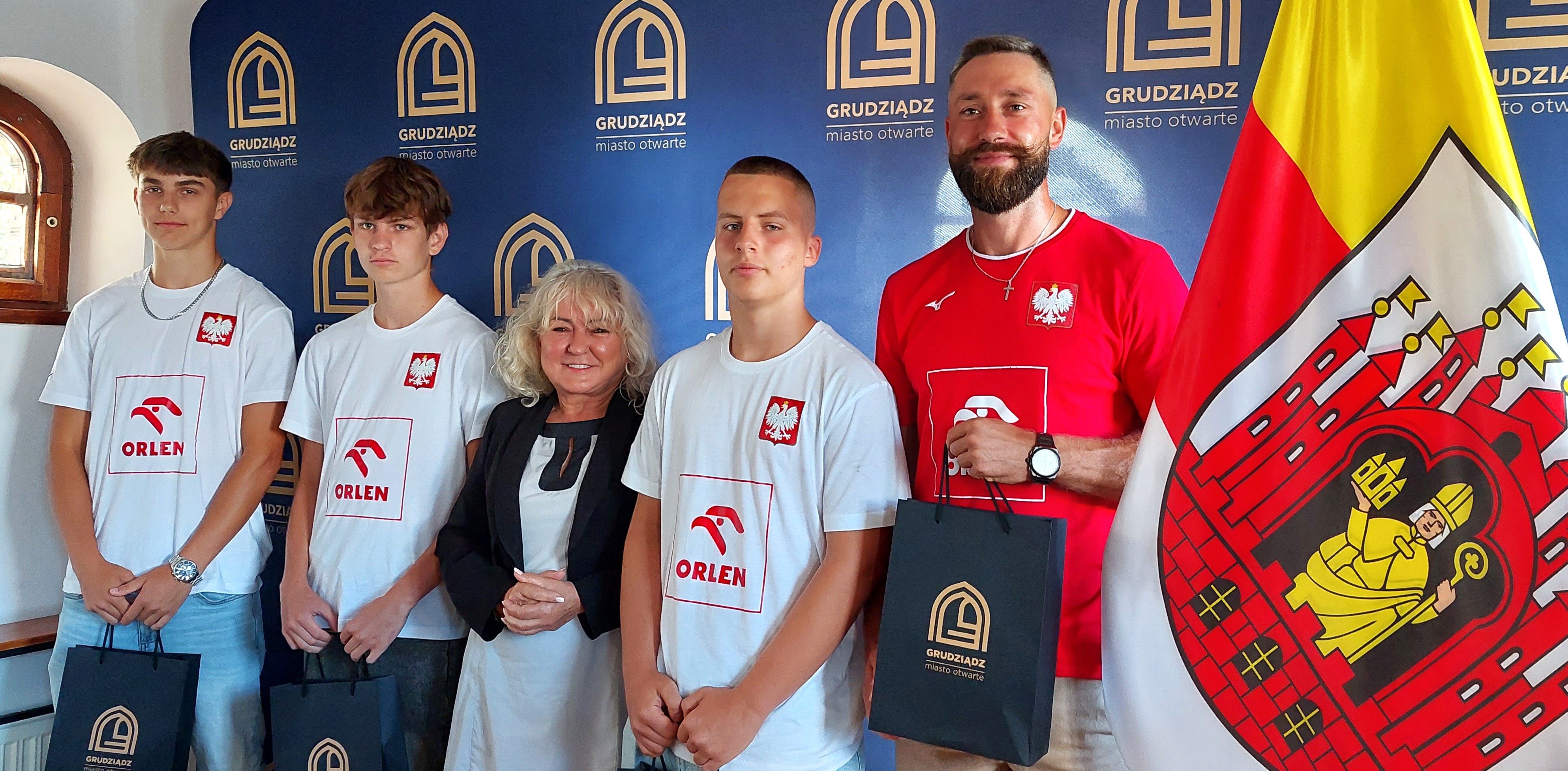 Oskar Liedtke, Aleksander Sucharzewski i Bartosz Golał z MKS ALBA SPHINX Grudziądz są piątą drużyną w Europie do lat 17! Wraz z trenerem kadry Mateuszem Orłowskim przyjęła ich wiceprezydent Róża Lewandowska (zdjęcia)