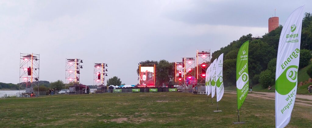 Błonia Nadwiślańskie w Grudziądzu zaludniały się przed ENERGA Magic Lights. Ludzie spoglądali w niebo, w obawie przed deszczem. Główne widowisko zaplanowano na g. 22.30, ale lunęło… A tak fajnie wszystko zorganizowali (zdjęcia)