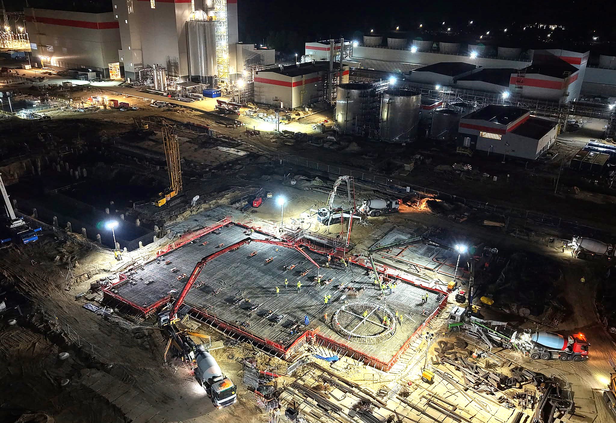 Na budowie 2. bloku elektrowni gazowo-parowej w Grudziądzu betonowanie ogromnej płyty fundamentowej wykonano nocą z uwagi na upały. Ponad 1,6 tys. m. sześciennych betonu zużyto przez 15 godzin nieprzerwanego betonowania