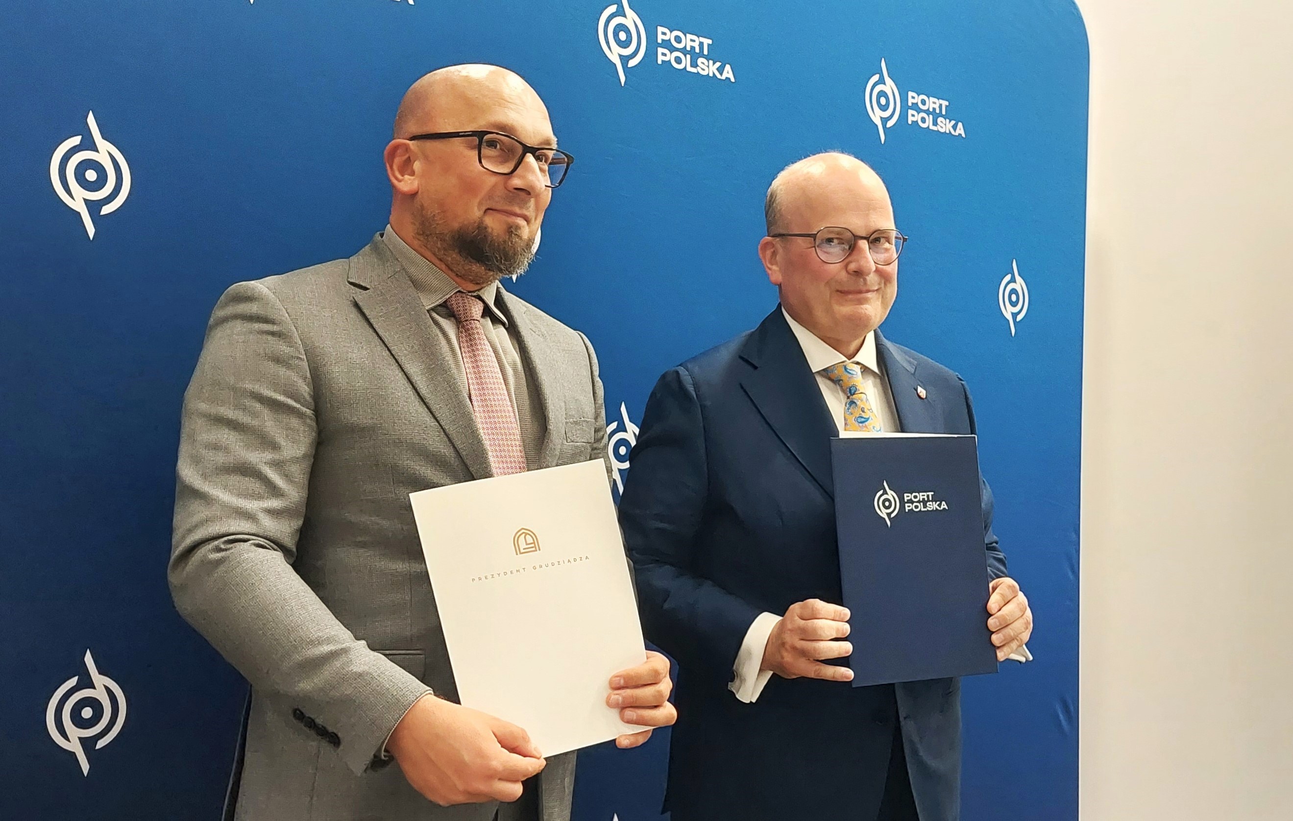 Nowy terminal intermodalny powstanie w Grudziądzu, leżącym blisko portów bałtyckich. List intencyjny w tej sprawie podpisali przedstawiciel Portu Polska Rafał Garpiel i prezydent Maciej Glamowski (zdjęcia)