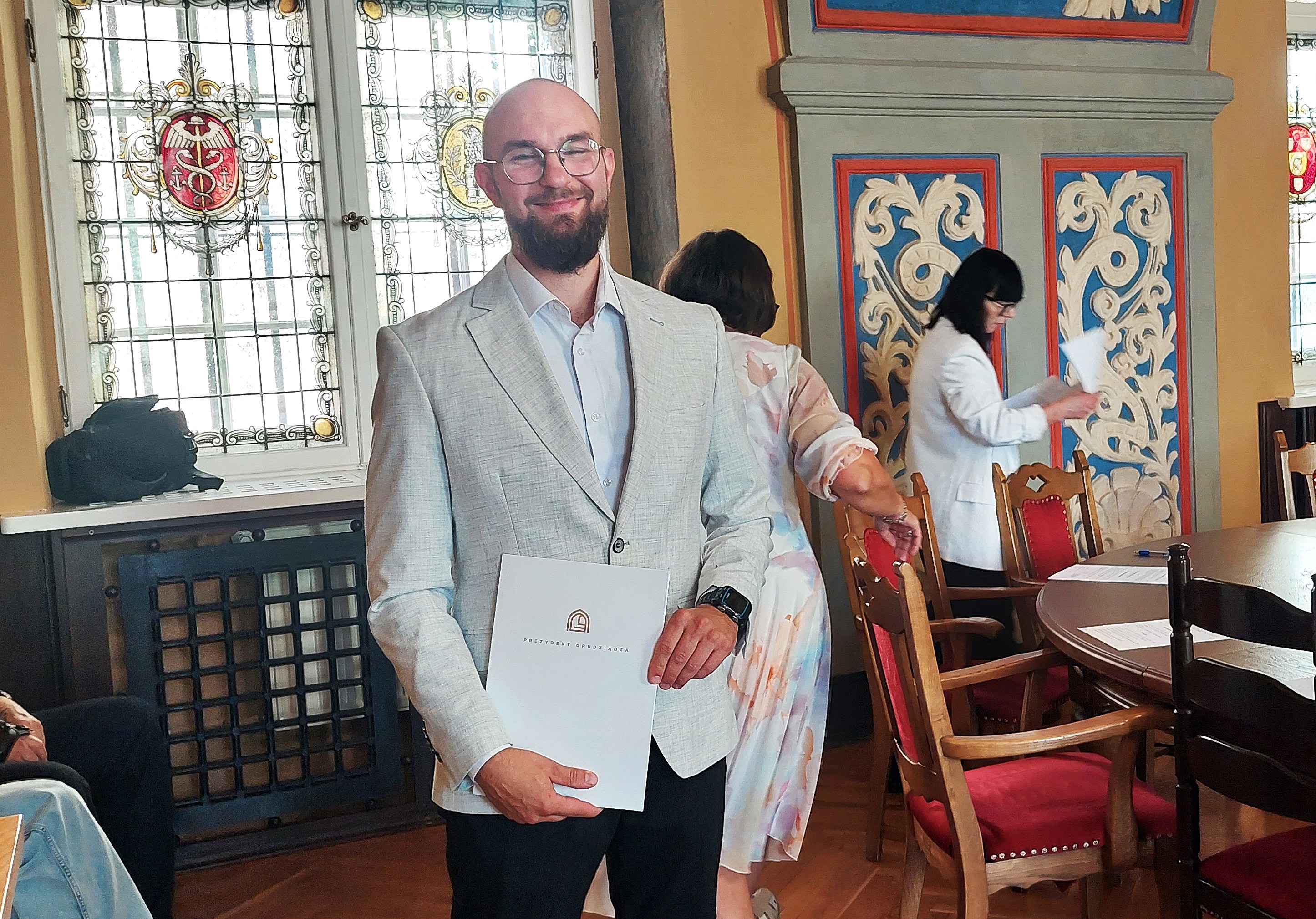 Paweł Mańka, nauczyciel w „Budowlance” na kierunku technologia drewna, skutecznie promował ten kierunek kształcenia podczas warsztatów z młodzieżą VI, VII i VIII klas (zdjęcia)