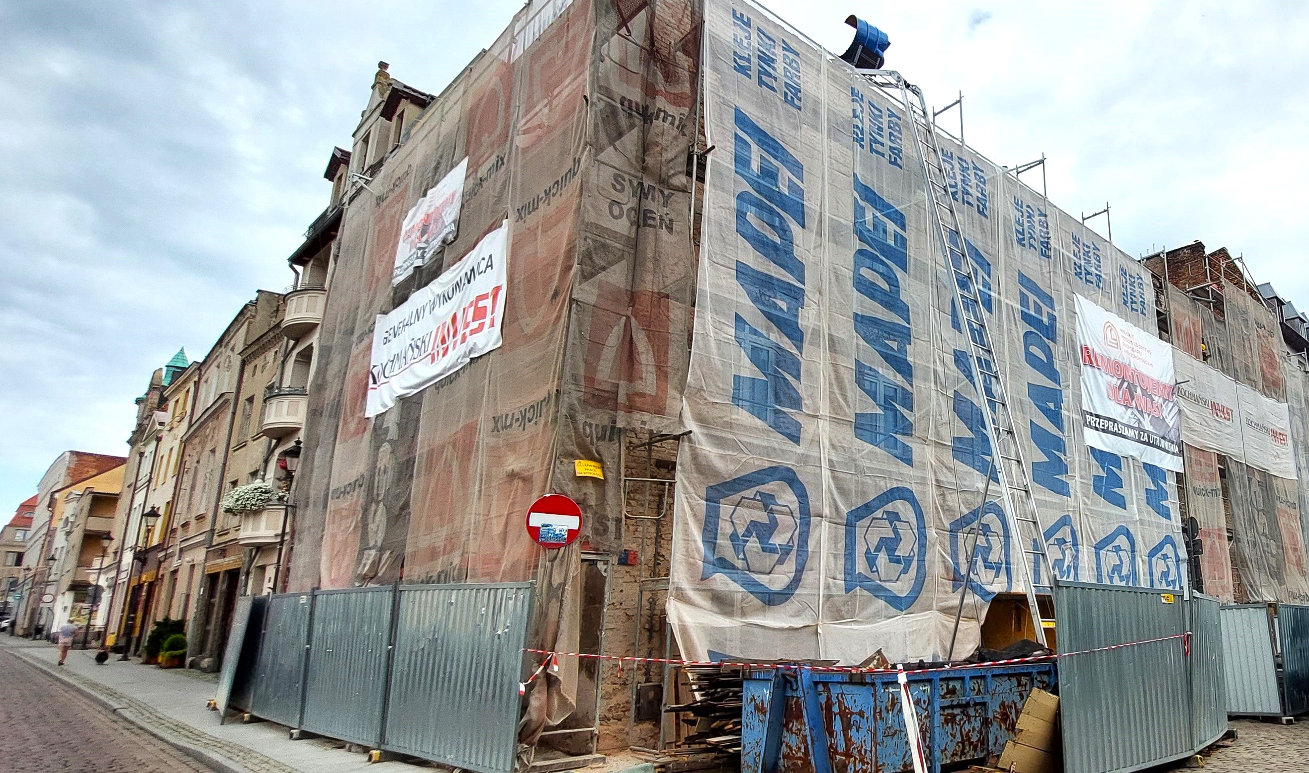 MPGN remontuje kamienicę przy ul. Szkolnej 1 – 1A. Odnowiona będzie elewacja, wzmocniona konstrukcja, remont dachu, wykonana izolacja ścian fundamentowych i w piwnicach (zdjęcia)