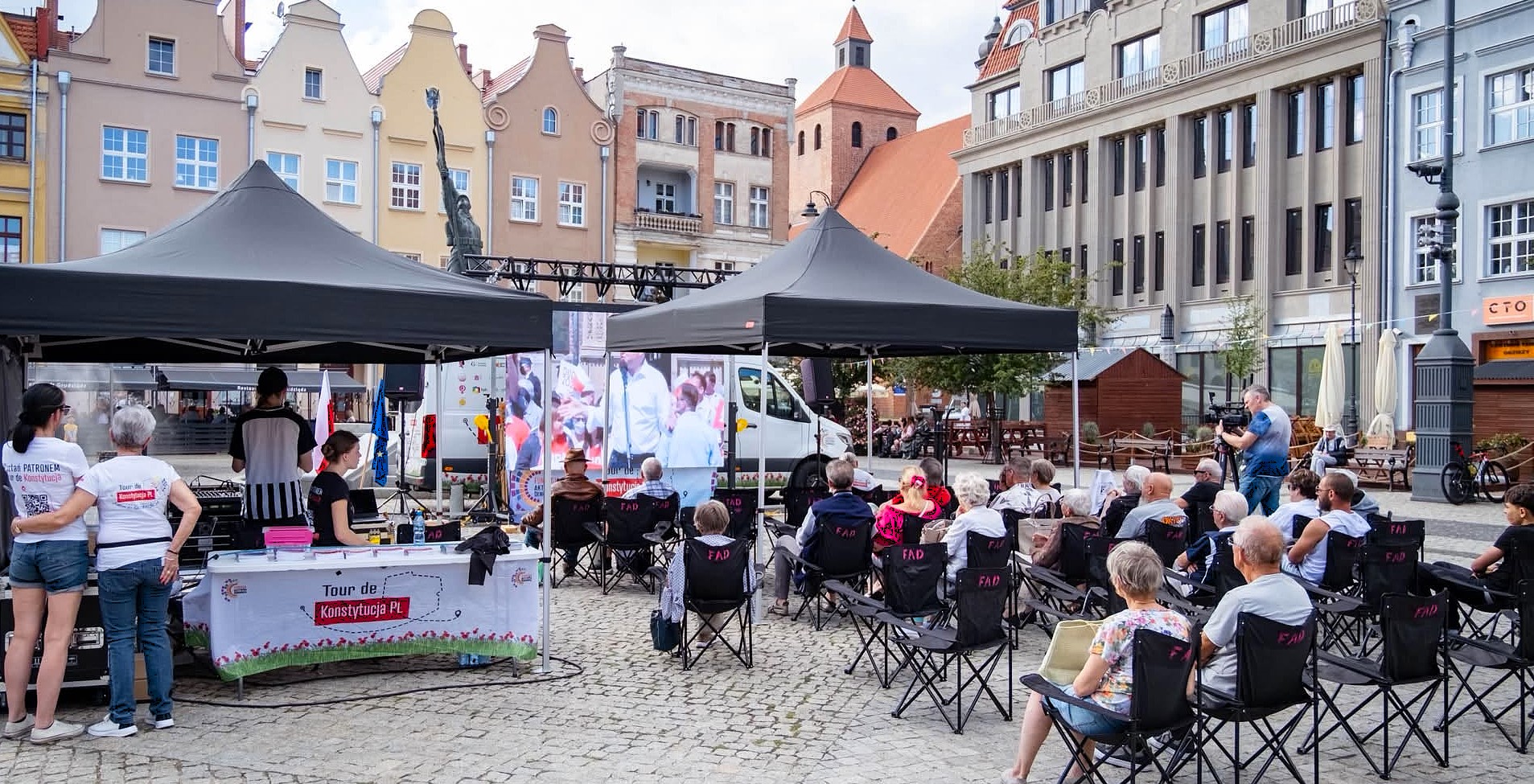 Tour de Konstytucja w Grudziądzu: pożyteczna wiedza o deepfake’ach, korzystaniu z informacji, klonowaniu głosu, dezinformacji, zagrożeniach dla demokracji