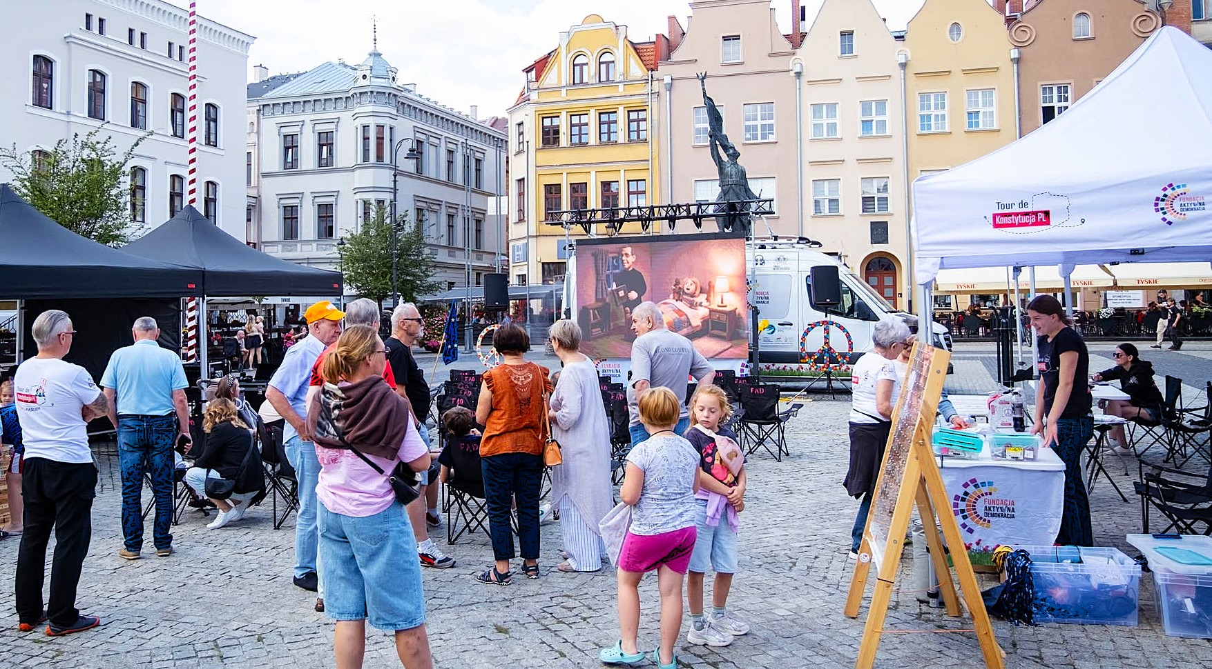 Tour de Konstytucja w Grudziądzu: pożyteczna wiedza o deepfake’ach, korzystaniu z informacji, klonowaniu głosu, dezinformacji, zagrożeniach dla demokracji