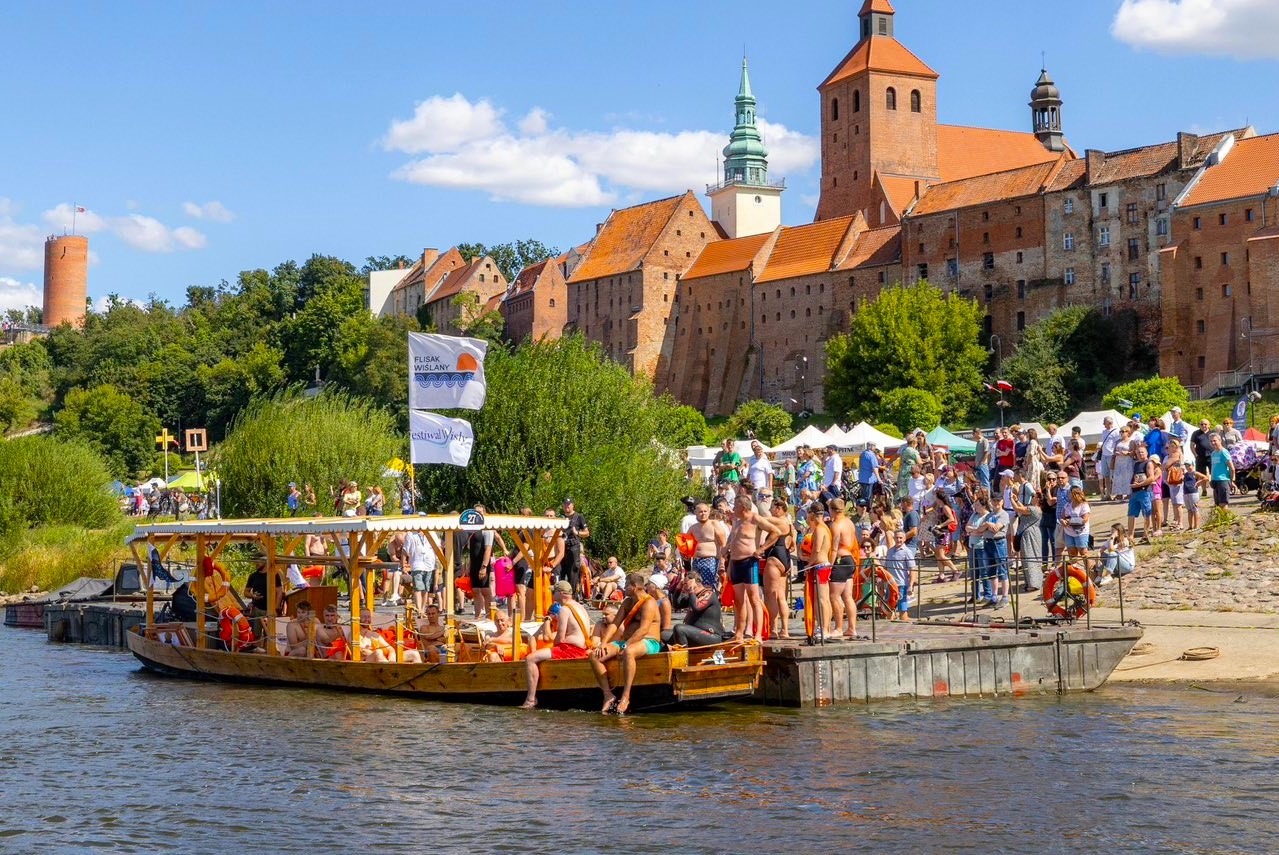 W Grudziądzu zakończy się Festiwal Wisły! 16 sierpnia na nadwiślańskich błoniach: pokazy łodzi, bezpłatne rejsy, koncerty, jarmark. Atrakcje od godz. 10 do wieczornego widowiska o g. 20.10 i parady łodzi (Program)