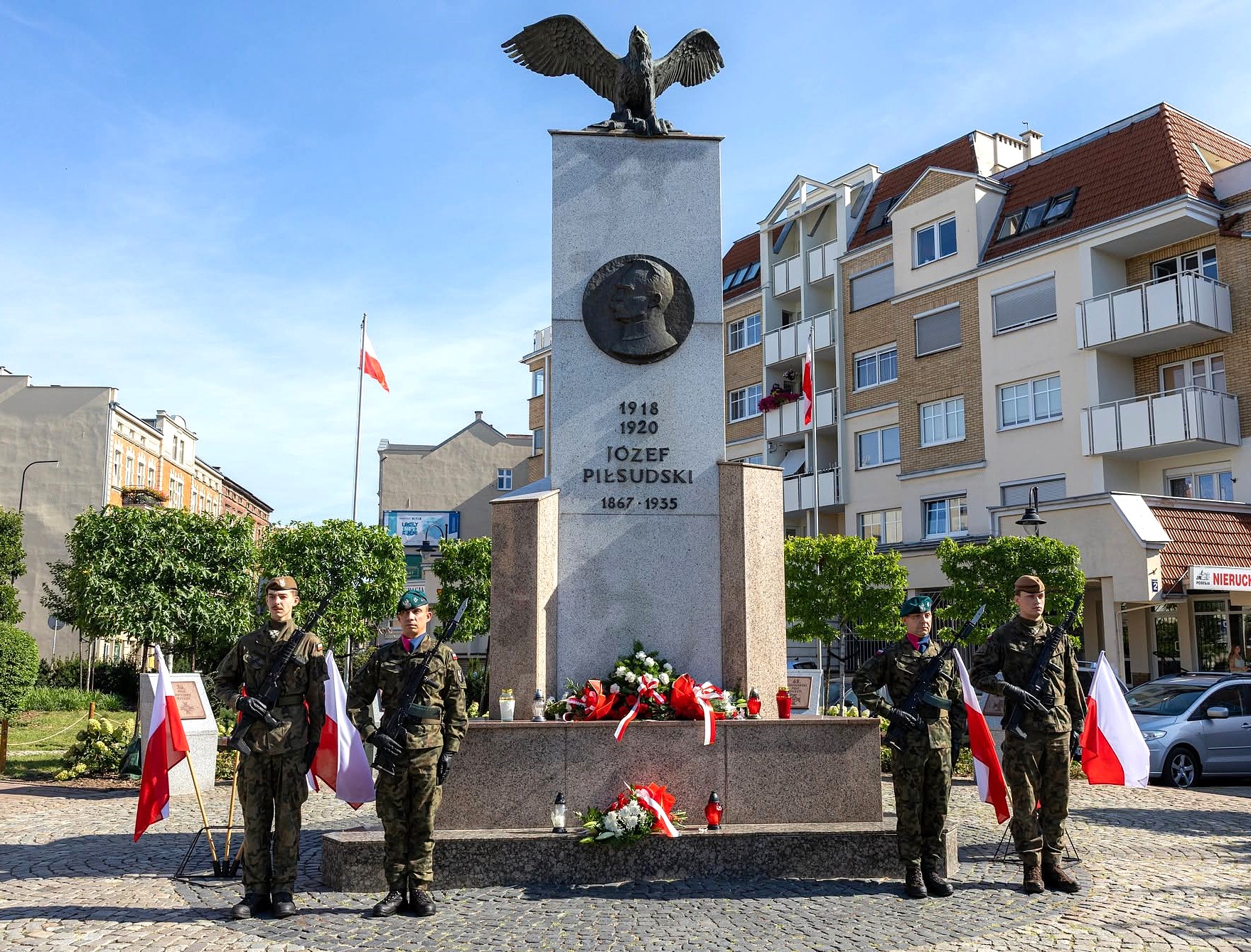 Święto Wojska Polskiego  rozpoczęło się dziś w Grudziądzu od złożenia kwiatów pod pomnikiem Marszałka Józefa Piłsudskiego na pl. Niepodległości. Żołnierze pełnili wartę honorową (zdjęcia)