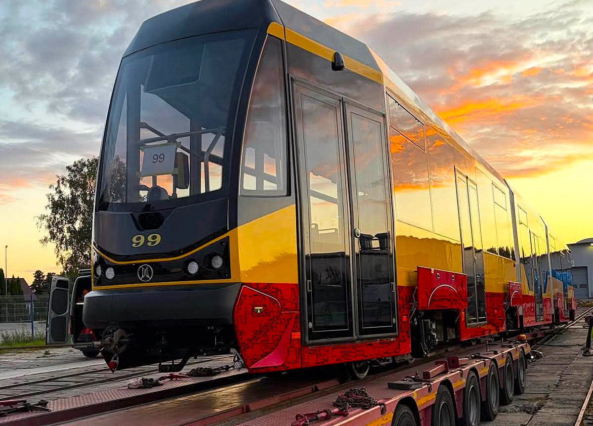 Nowy tramwaj Moderus Beta już jedzie (na platformie) z Modertransu Poznań do Grudziądza!