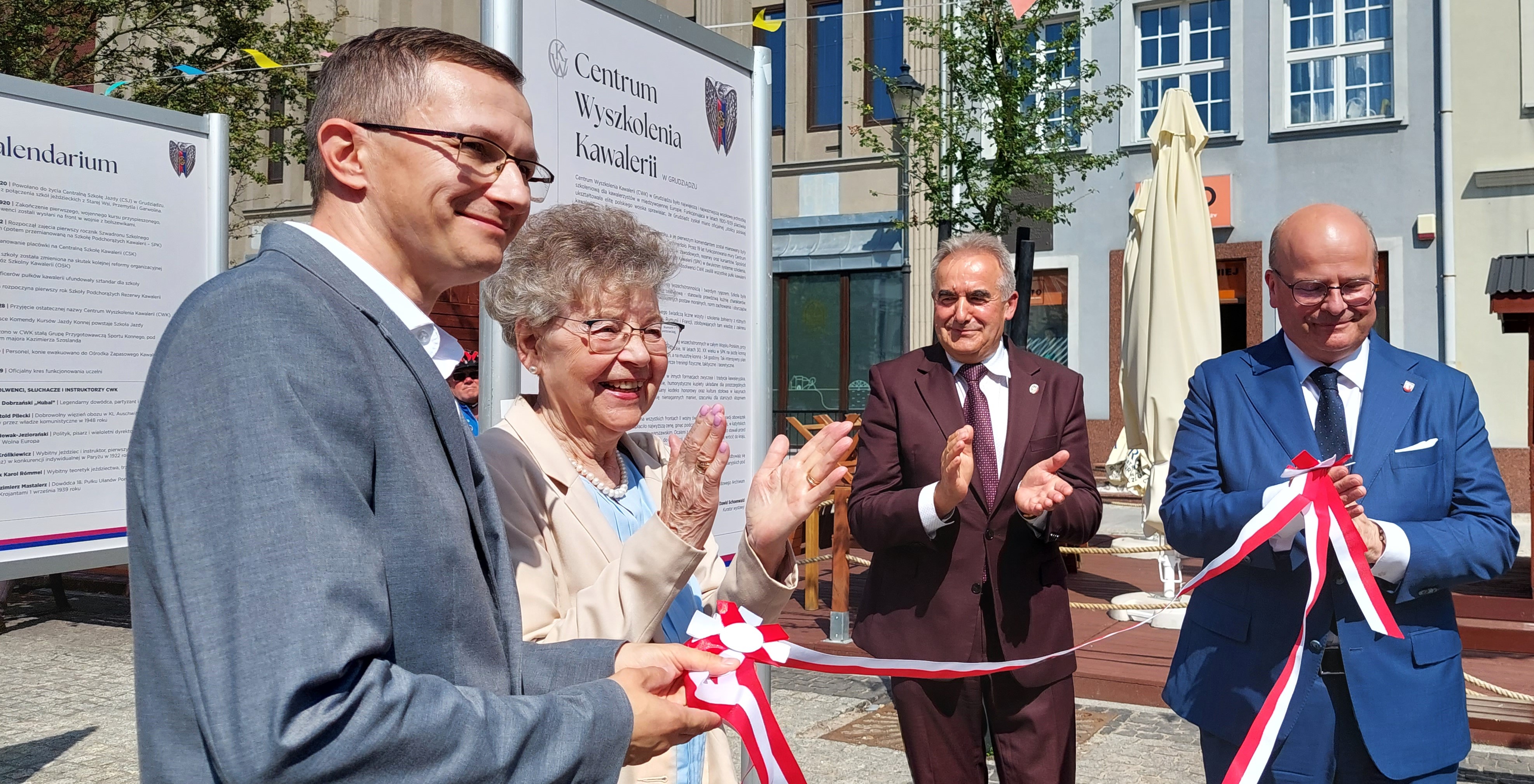 Wystawa o słynnym Centrum Wyszkolenia Kawalerii otwarta została na Rynku w Grudziądzu. Można ją oglądać do końca sierpnia. Rozpoczęła XXXVII Zjazd Kawalerzystów (zdjęcia)