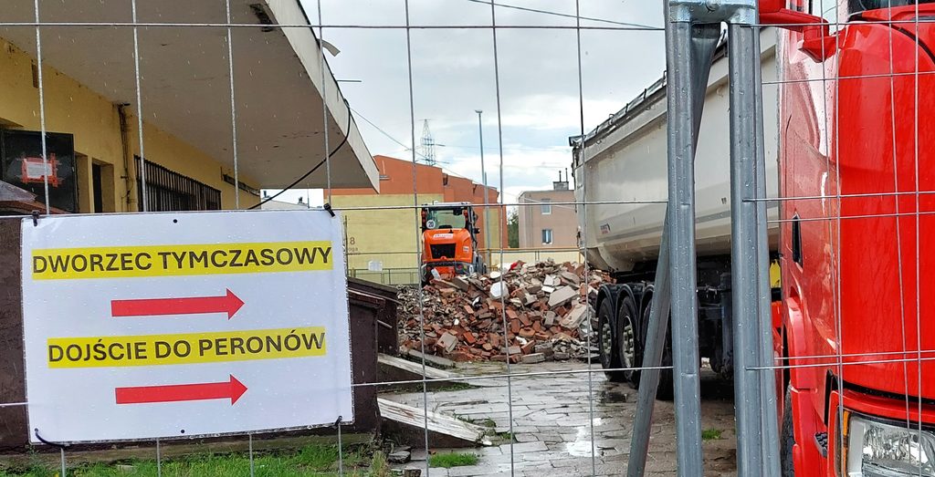 Remont zabytkowego dworca kolejowego w Grudziądzu postępuje. Starsi mieszkańcy wspominają, iż kiedyś na ten dworzec chodziło się w niedzielę na obiady a młodzi umawiali się tu na randki (zdjęcia)