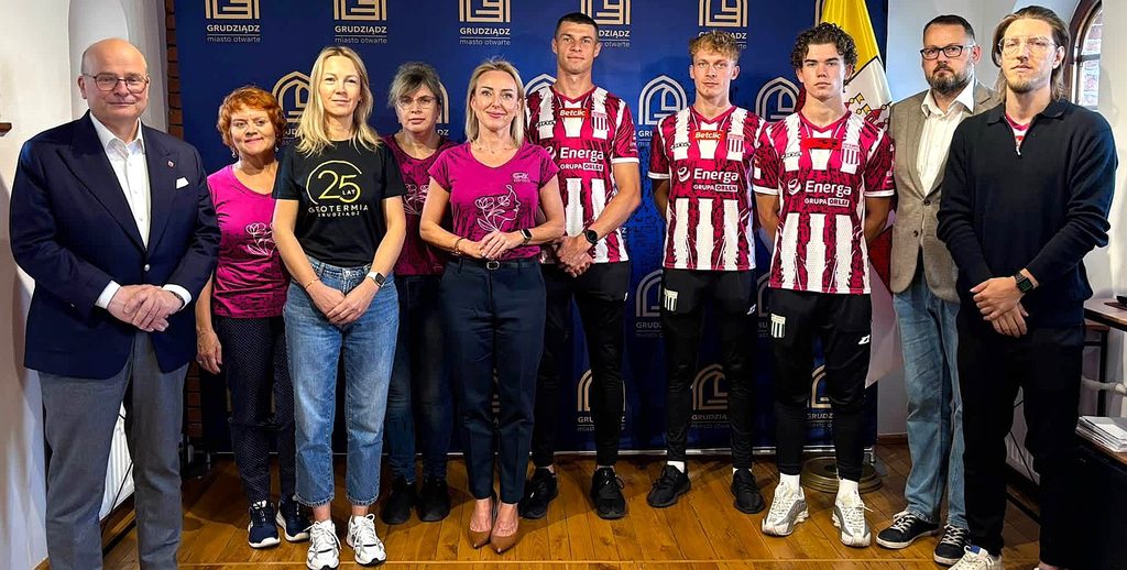 Przez cały miesiąc piłkarze Olimpiii Grudziądz będą występować w różowych koszulkach meczowych, przypominać paniom o profilaktyce raka piersi i konieczności badań