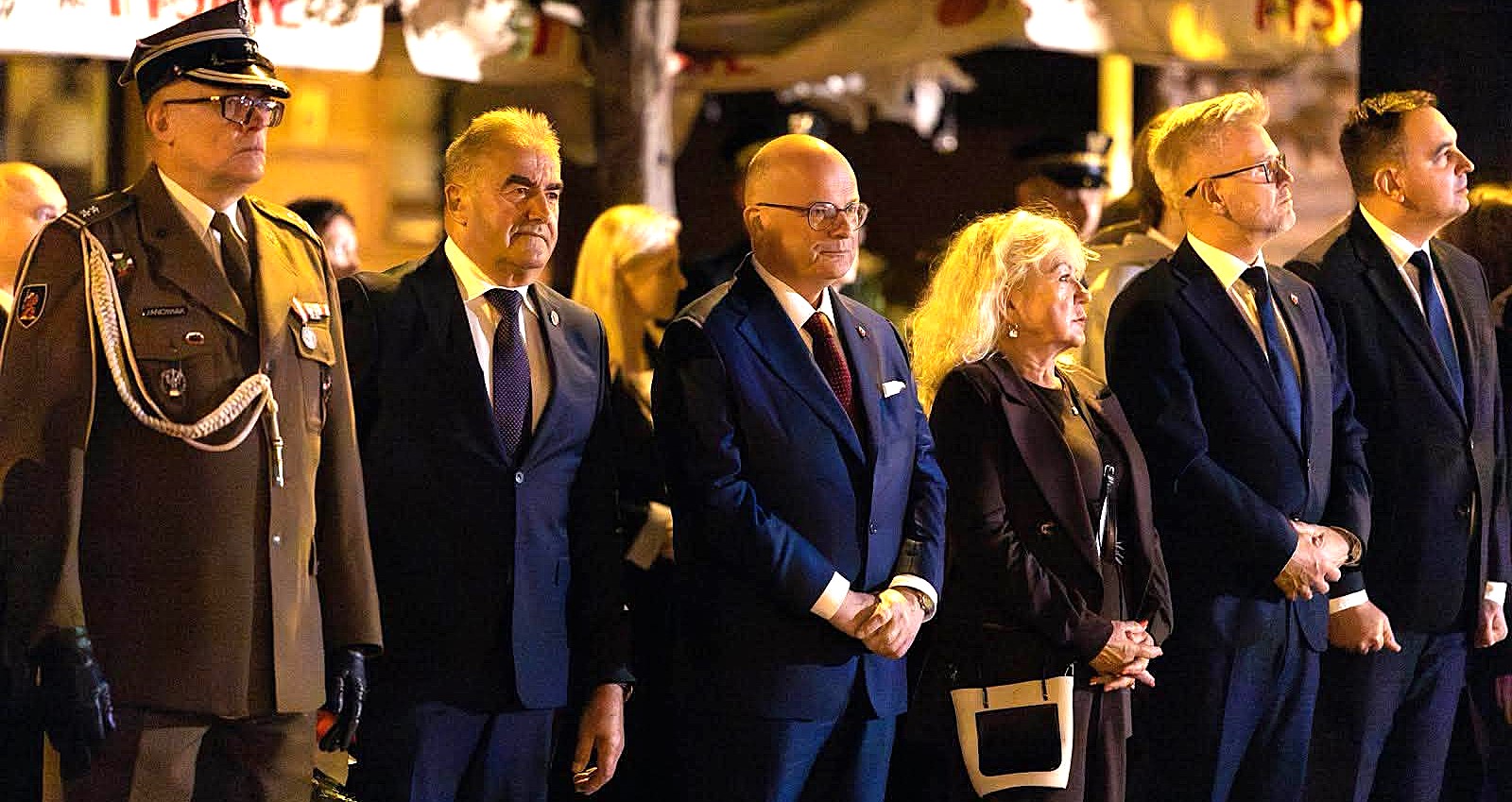 Dziś o godz. 4.45 na Rynku, przed pomnikiem Żołnierza Polskiego 🇵🇱🇵🇱 w Grudziądzu uczczona została 87. rocznica wybuchu II wojny światowej. Złożone zostały kwiaty, zapalone znicze (zdjęcia)