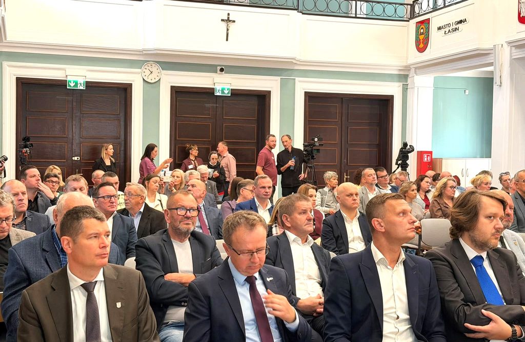 Od rana protestowali rolnicy, wjeżdżając ciągnikami do Grudziądza. Później odbyła się debata w Starostwie Powiatowym. Temat: przebieg linii Kolei Dużych Prędkości (KDP) przez woj. kujawsko-pomorskie