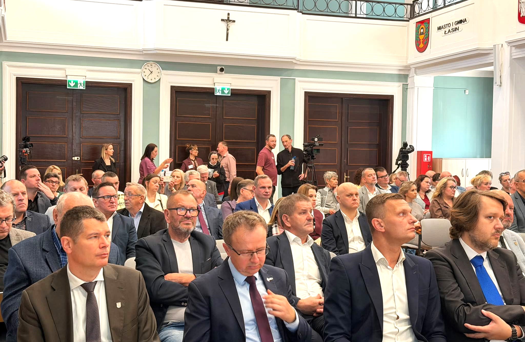 Od rana protestowali rolnicy, wjeżdżając ciągnikami do Grudziądza. Później odbyła się debata w Starostwie Powiatowym. Temat: przebieg linii Kolei Dużych Prędkości (KDP) przez woj. kujawsko-pomorskie