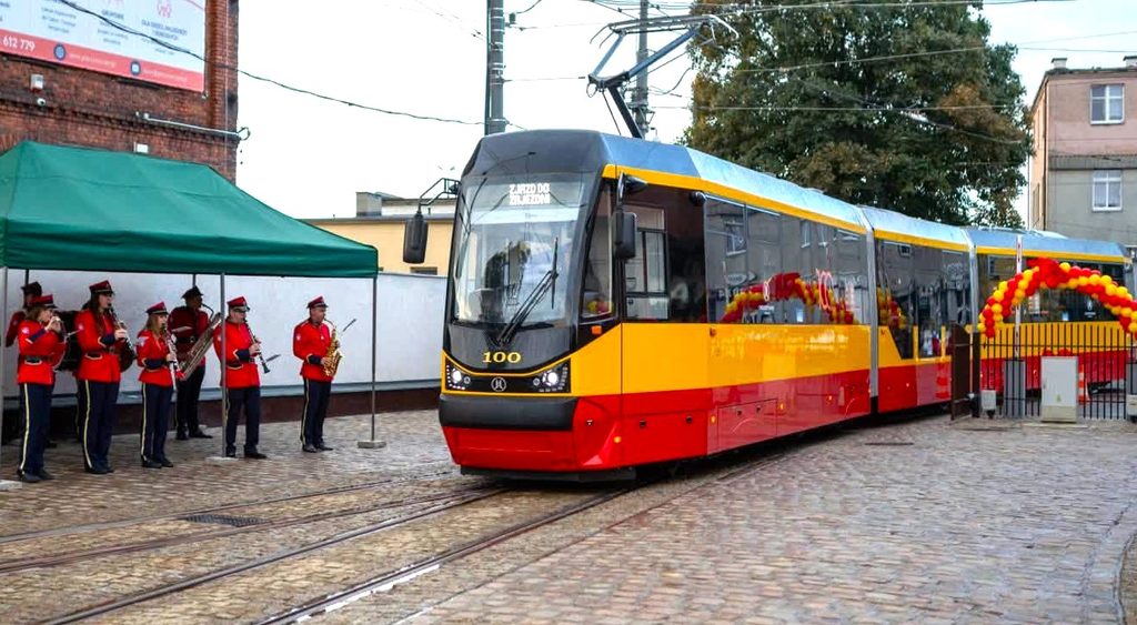 Taki dzień się zdarza raz! Tramwaj Moderus Beta nr 100 został dziś rano powitany – z Grudziądzką Orkiestrą Dętą, przed zajezdnią MZK przy ul. Dworcowej (zdjęcia)
