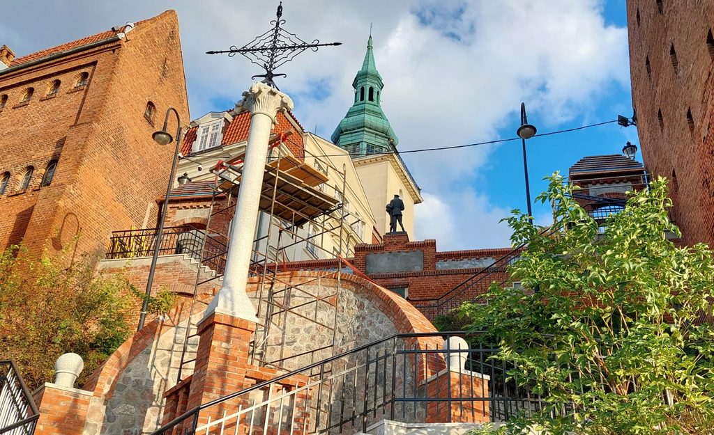 Dobiegają końca prace przy remoncie zabytkowych Schodów J. Słowackiego w Grudziądzu. Modernizacja prowadzona jest pod nadzorem konserwatora zabytków (zdjęcia)