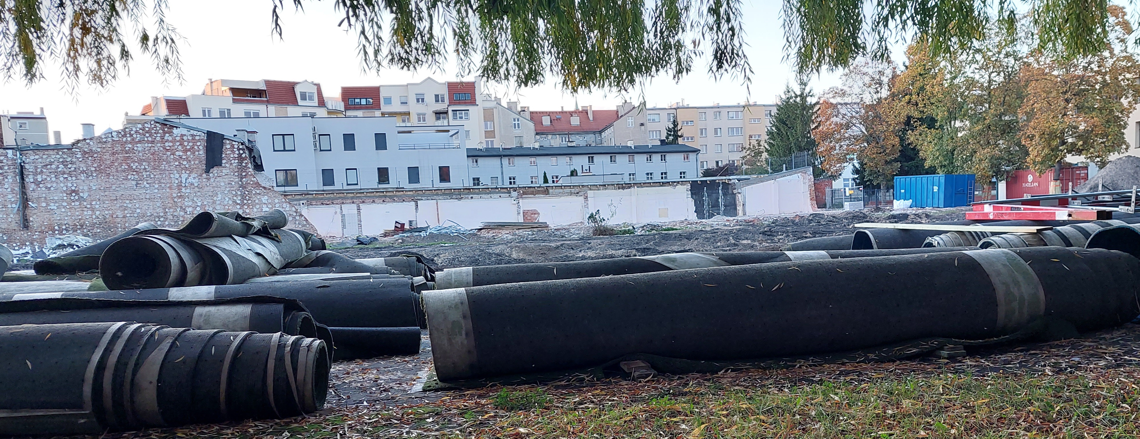 Firma Dolmar wykonuje wykopy i gromadzi materiały do budowy parkingu podziemnego z funkcją schronu dla 1500 osób. Inwestycja powstaje przy ul. Sienkiewicza, koło I LO (zdjęcia)
