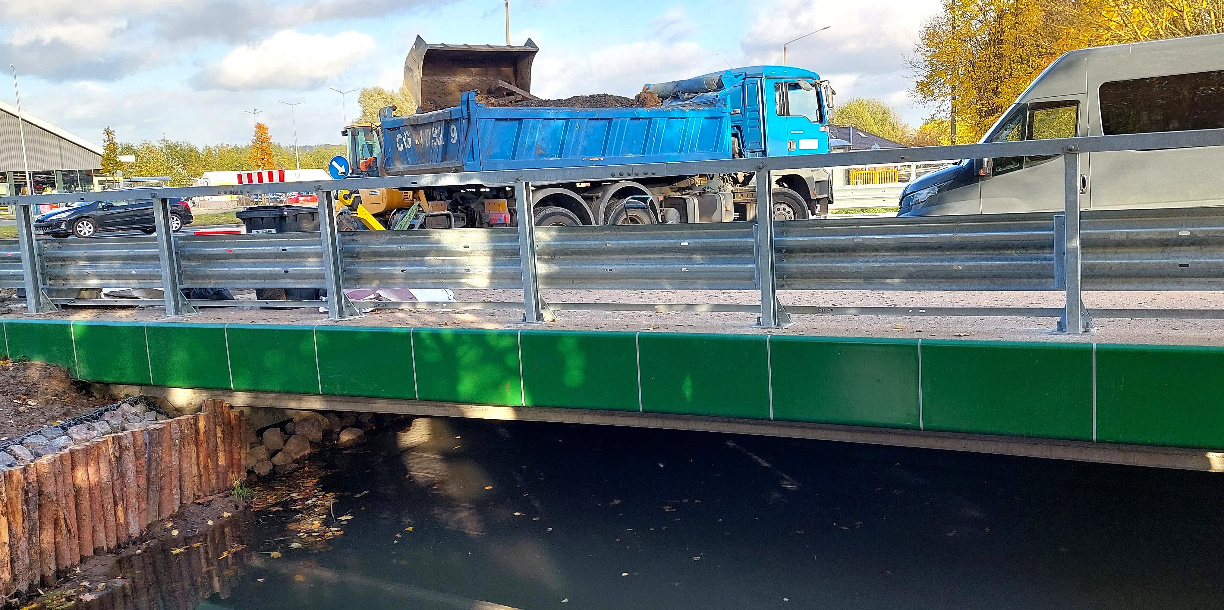 Zaawansowana jest budowa obiektu mostowego w ciągu ul. Bluszczowej w Grudziądzu. Wykonywany jest kanał technologiczny, założone są balustrady na powstającym moście (zdjęcia)