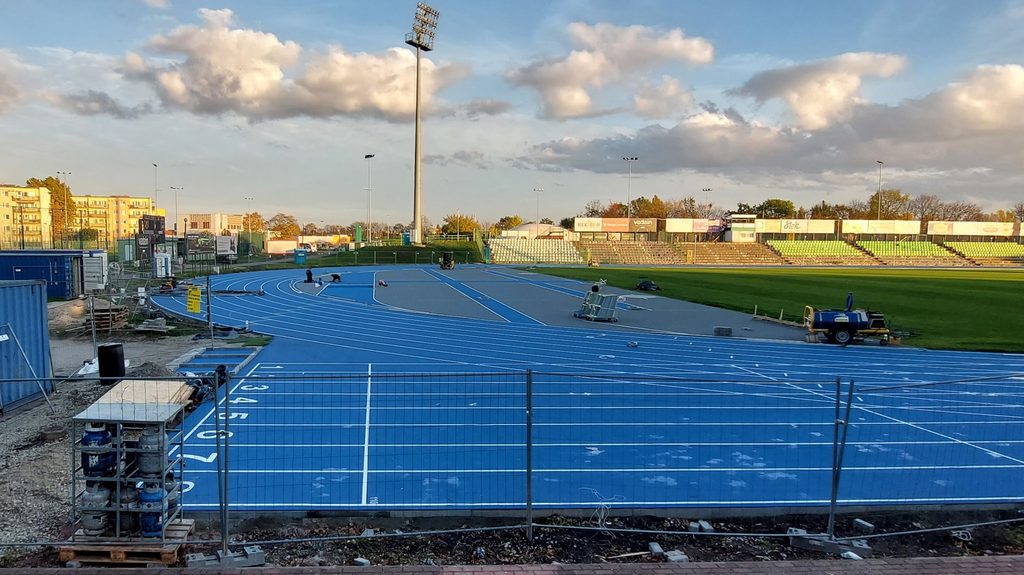 Piękny będzie stadion Olimpii Grudziądz po remoncie. Już świetnie prezentuje się nowa nawierzchnia bieżni. Modernizacja za 17,8 mln zł. obejmie też halę sportową