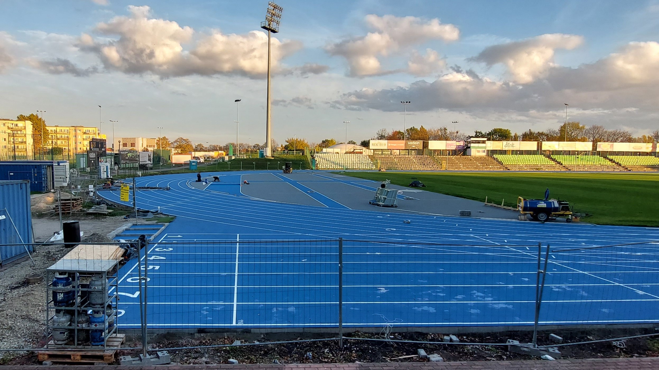 Piękny będzie stadion Olimpii Grudziądz po remoncie. Już świetnie prezentuje się nowa nawierzchnia bieżni. Modernizacja za 17,8 mln zł. obejmie też halę sportową