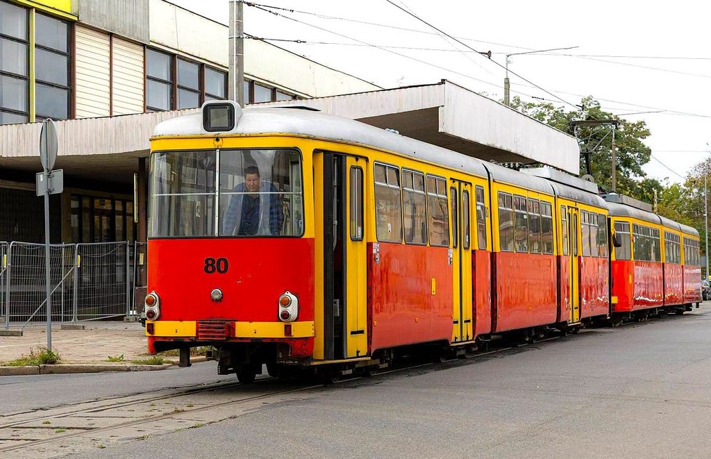 Nadszedł czas wycofania z eksploatacji w Grudziądzu tramwaju Düwag GT8 o numerze taborowym 80. Pojechał do Wojskowej Szkoły Pożarniczej w Grupie, by służyć do szkolenia strażaków (zdjęcia)