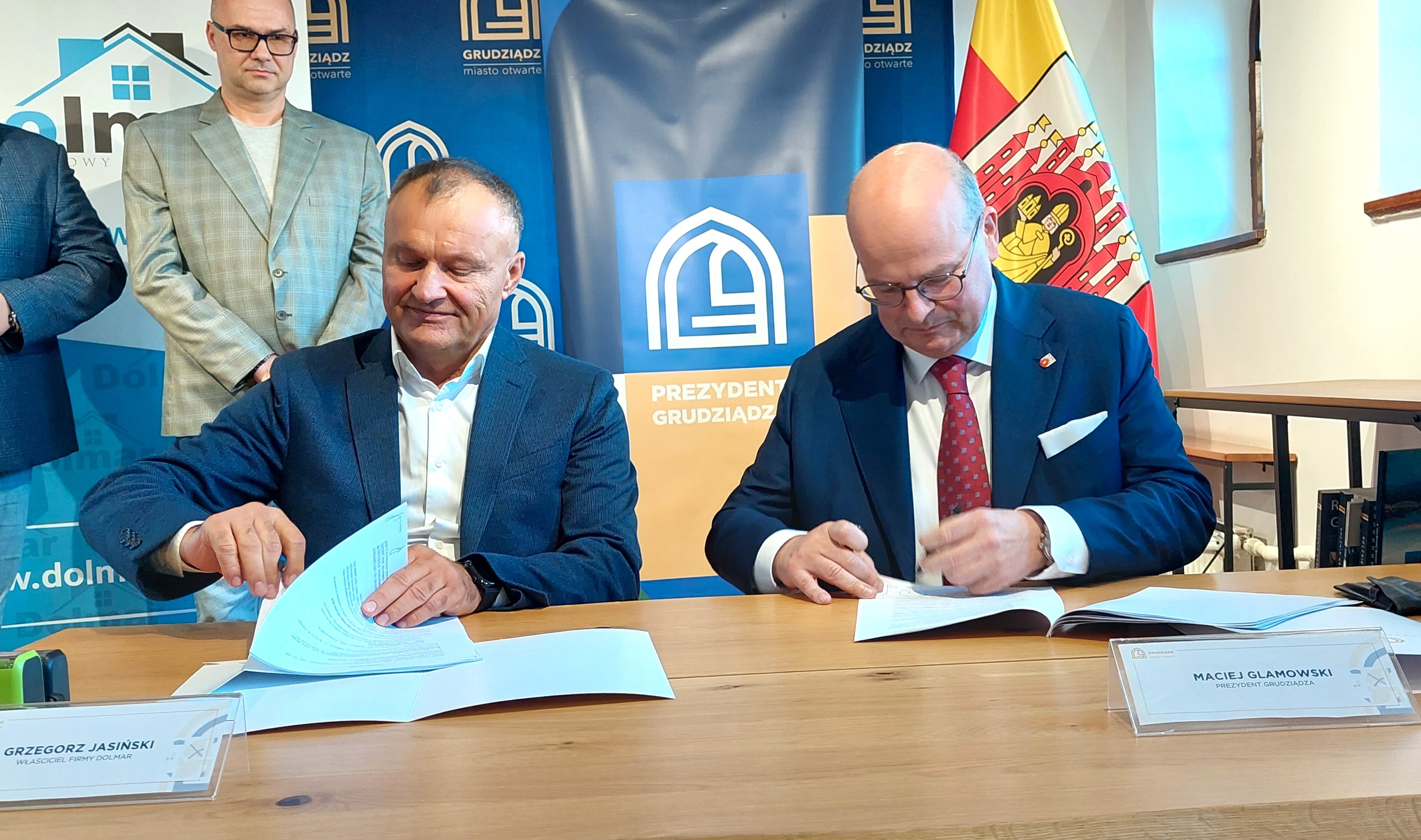 Firma Dolmar zbuduje parking podziemny przy ul. Sienkiewicza (koło I LO) z funkcją ukrycia dla 1500 osób. Powstaną 2 klatki schodowe do ewakuacji, będa dźwigi osobowe. Koszt całej inwestycji to prawie 34 mln zł.