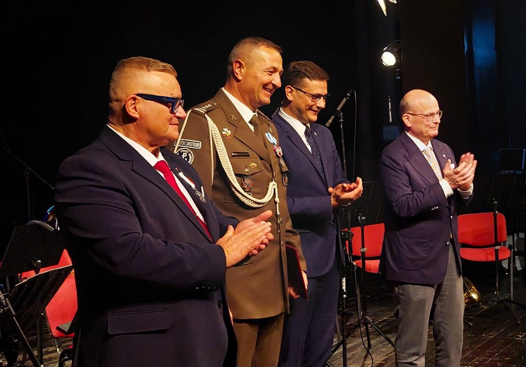 Na galę 15-lecia akcji Daru Serca Służb Mundurowych przyjechał do Grudziądza wojewoda Michał Sztybel i gen. dyw. dr Krzysztof Stańczyk. Wyróżniono liczne grono krwiodawców (zdjęcia)